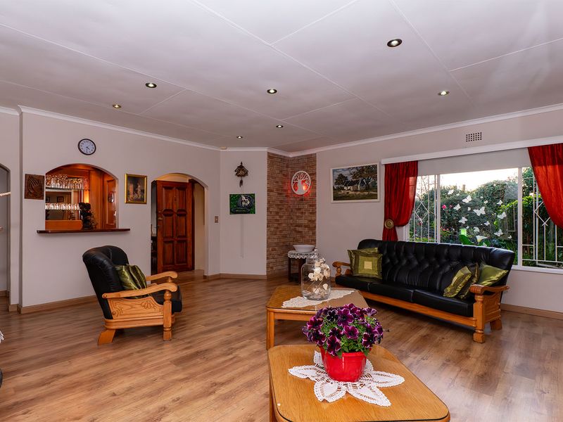 Spacious Family Home with Flatlet, Entertainment Areas, Pool & Extensive Solar System - Photo 8