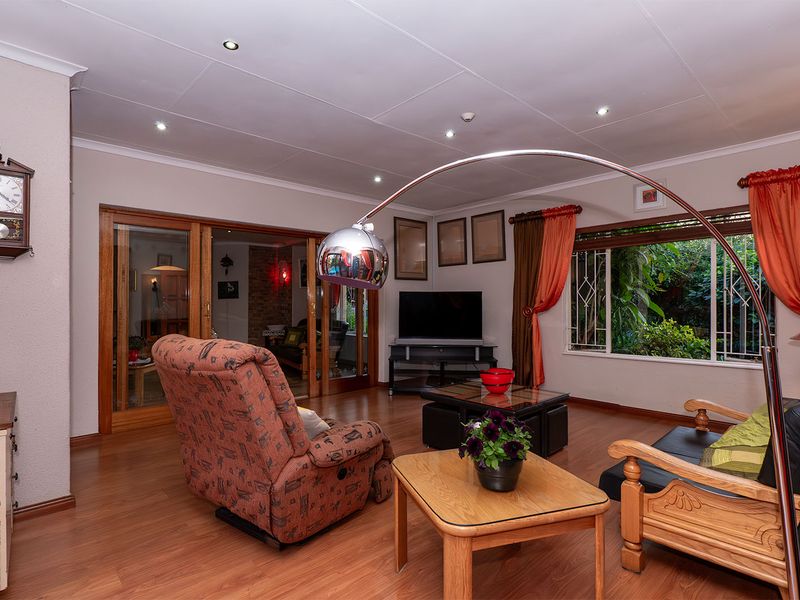 Spacious Family Home with Flatlet, Entertainment Areas, Pool & Extensive Solar System - Photo 7