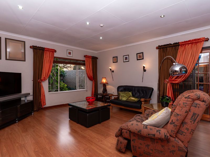 Spacious Family Home with Flatlet, Entertainment Areas, Pool & Extensive Solar System - Photo 6