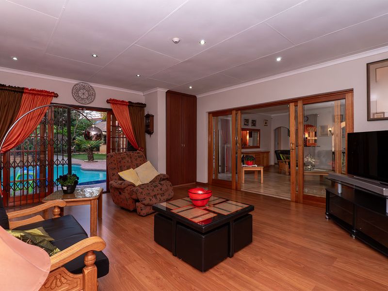 Spacious Family Home with Flatlet, Entertainment Areas, Pool & Extensive Solar System - Photo 5