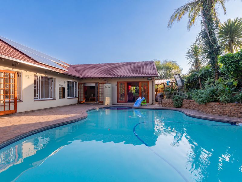 Spacious Family Home with Flatlet, Entertainment Areas, Pool & Extensive Solar System - Photo 2