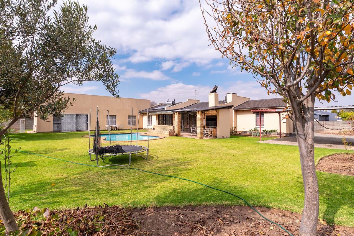 Stunning 6-bedroom family home nestled in the heart of Selcourt. Perfectly maintained! - Photo 3
