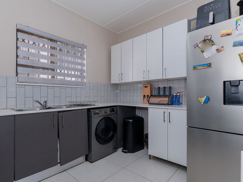 Spacious 3 Bedroom Ground Floor Apartment in Secure Nimbati Estate - Photo 10