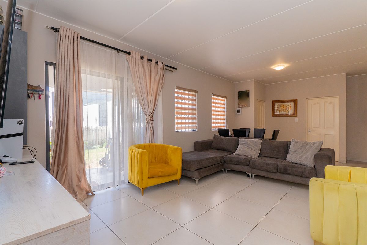 Spacious 3 Bedroom Ground Floor Apartment in Secure Nimbati Estate - Photo 3