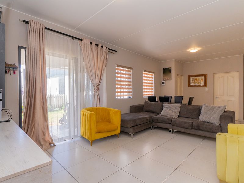 Spacious 3 Bedroom Ground Floor Apartment in Secure Nimbati Estate - Photo 3