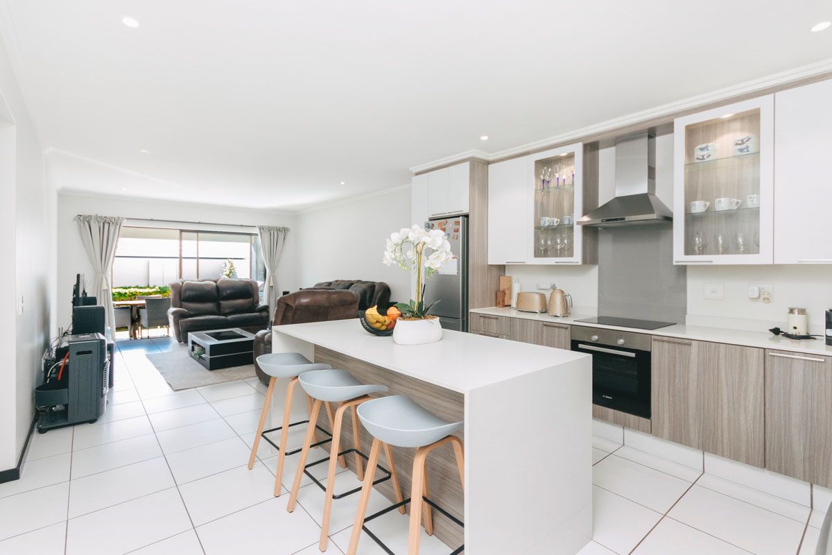 Three bedroom unit in Beverley, with double garage - Photo 3