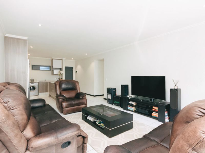 Three bedroom unit in Beverley, with double garage - Photo 9
