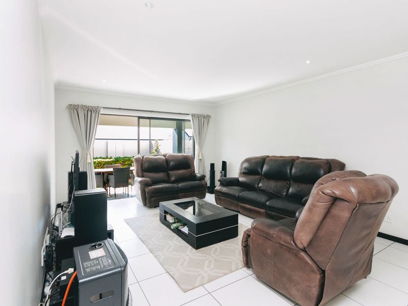 Three bedroom unit in Beverley, with double garage - Photo 8