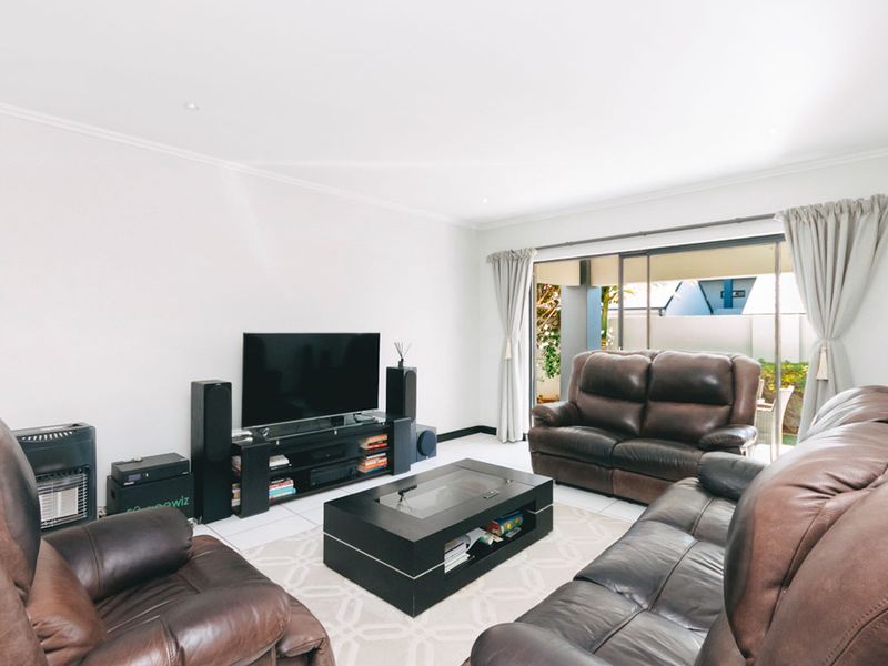 Three bedroom unit in Beverley, with double garage - Photo 6