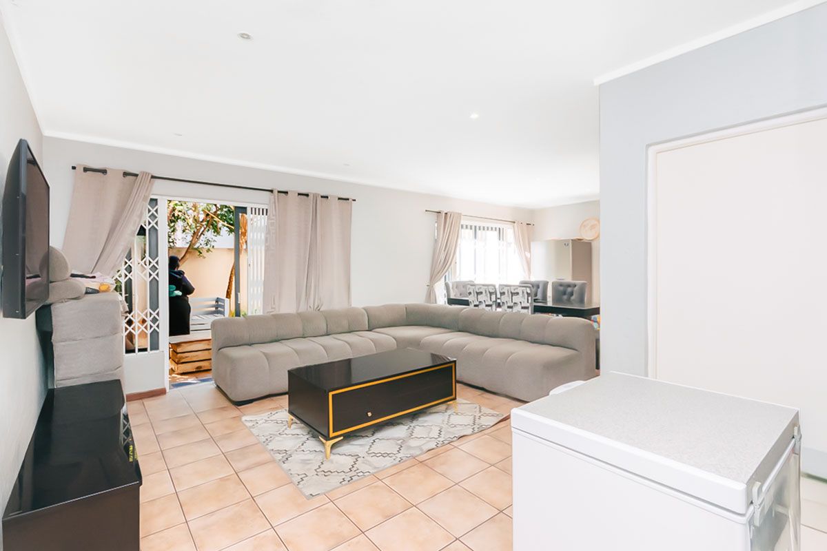2 Bedroom Townhouse in Darrenwood - Photo 4
