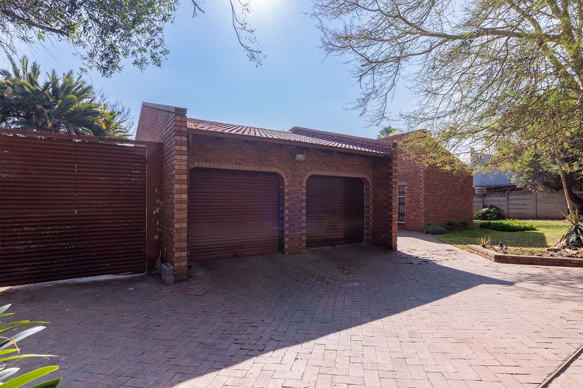 Solid Facebrick 4/5 Bed Home – Pool + Large 1013sqm Yard + Triple Garage - Photo 3