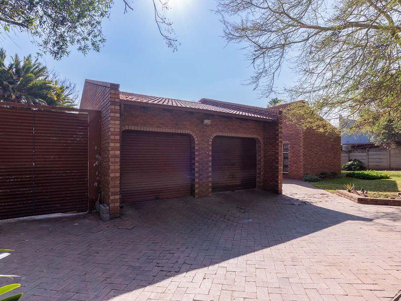 Solid Facebrick 4/5 Bed Home – Pool + Large 1013sqm Yard + Triple Garage - Photo 3