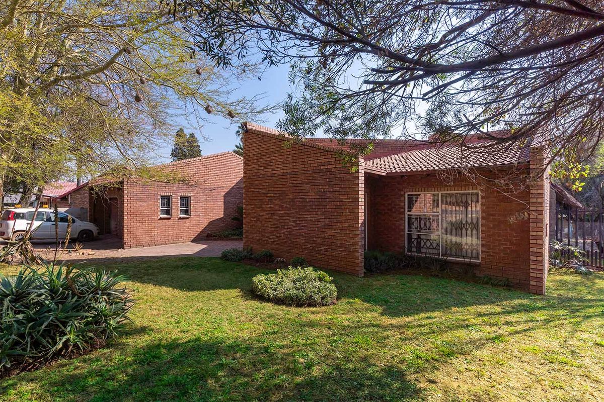 Solid Facebrick 4/5 Bed Home – Pool + Large 1013sqm Yard + Triple Garage - Photo 4