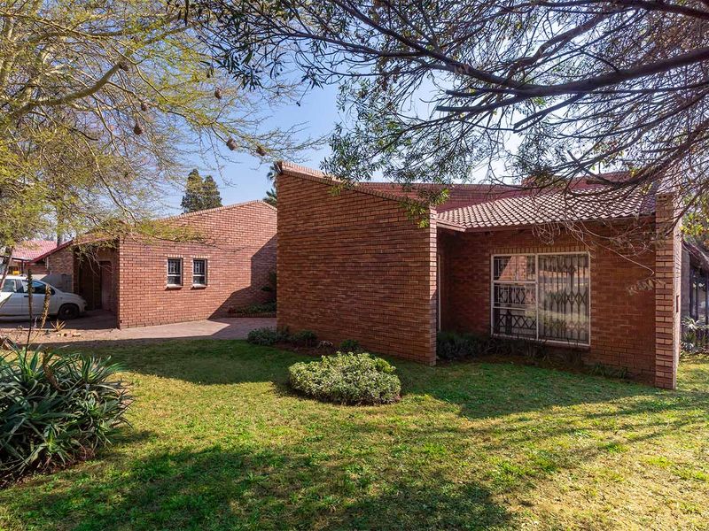Solid Facebrick 4/5 Bed Home – Pool + Large 1013sqm Yard + Triple Garage - Photo 4