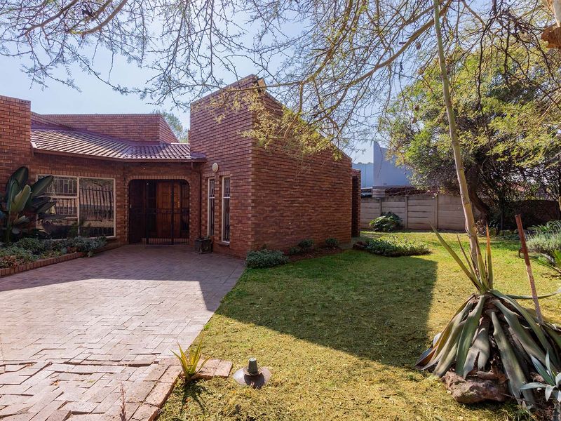 Solid Facebrick 4/5 Bed Home – Pool + Large 1013sqm Yard + Triple Garage - Photo 1