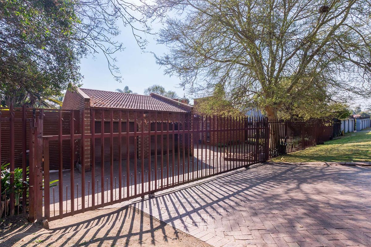 Solid Facebrick 4/5 Bed Home – Pool + Large 1013sqm Yard + Triple Garage - Photo 2
