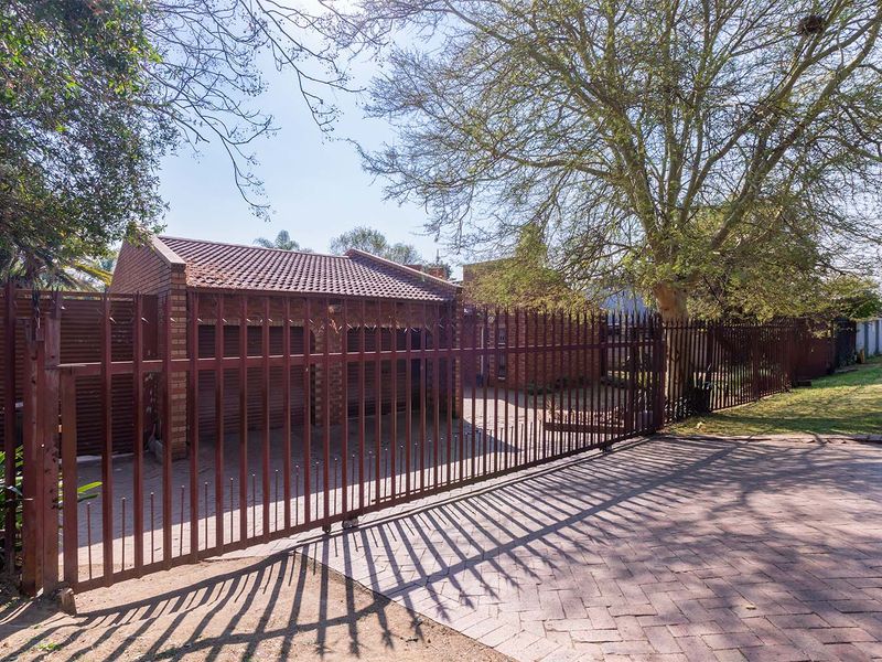 Solid Facebrick 4/5 Bed Home – Pool + Large 1013sqm Yard + Triple Garage - Photo 2