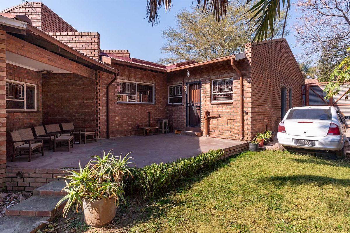 Solid Facebrick 4/5 Bed Home – Pool + Large 1013sqm Yard + Triple Garage - Photo 5