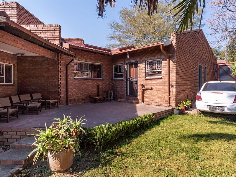 Solid Facebrick 4/5 Bed Home – Pool + Large 1013sqm Yard + Triple Garage - Photo 5