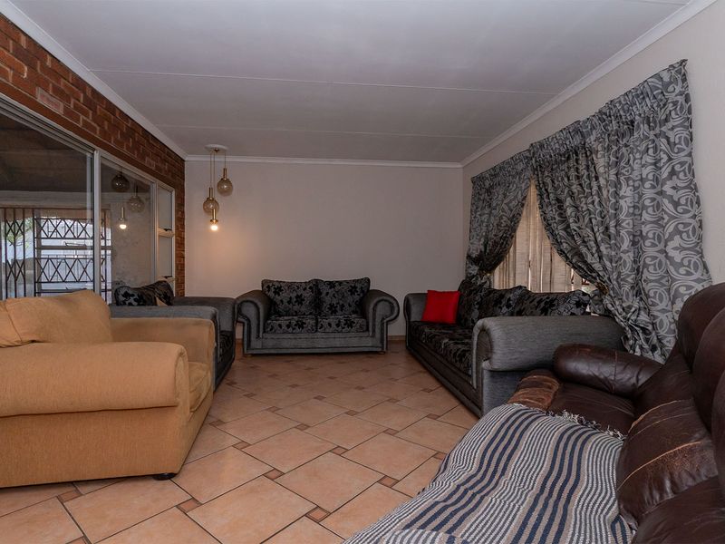 Solid Facebrick 4/5 Bed Home – Pool + Large 1013sqm Yard + Triple Garage - Photo 9