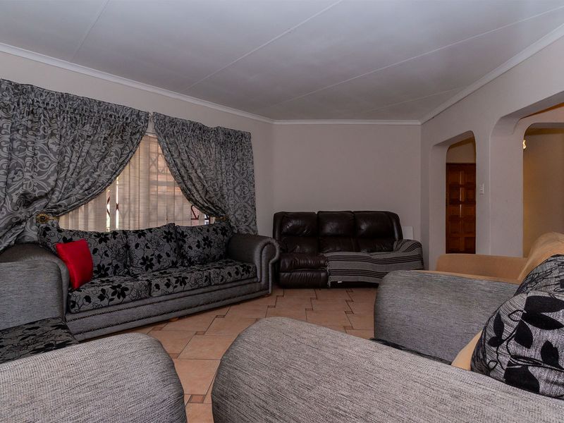 Solid Facebrick 4/5 Bed Home – Pool + Large 1013sqm Yard + Triple Garage - Photo 10