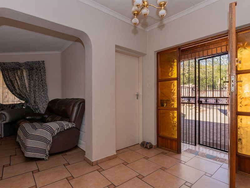 Solid Facebrick 4/5 Bed Home – Pool + Large 1013sqm Yard + Triple Garage - Photo 8