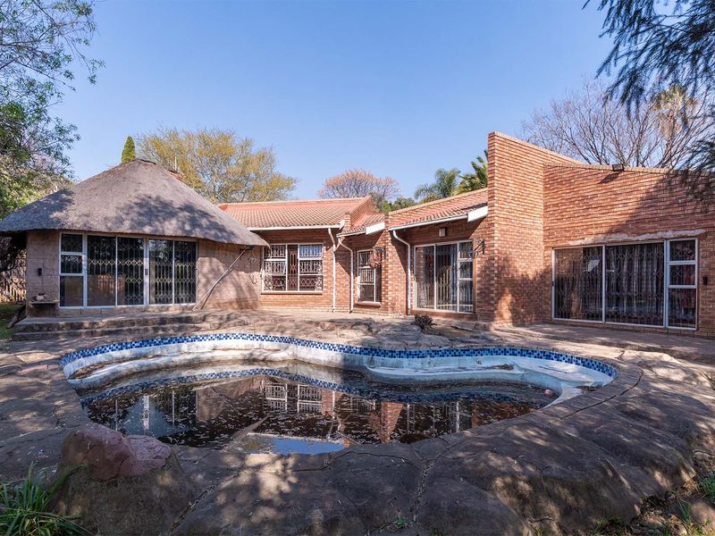 Solid Facebrick 4/5 Bed Home – Pool + Large 1013sqm Yard + Triple Garage - Photo 7