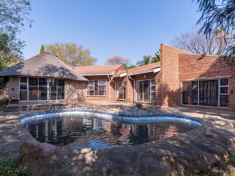 Solid Facebrick 4/5 Bed Home – Pool + Large 1013sqm Yard + Triple Garage - Photo 6