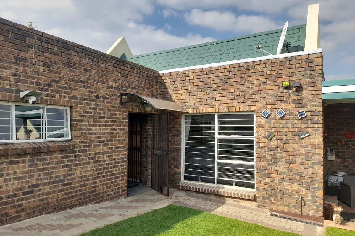 Stunning Modern 2 Bedroom Sectional Cluster for sale in Oakdene - Photo 5