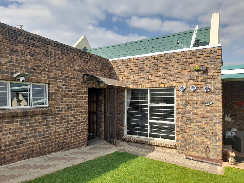 Stunning Modern 2 Bedroom Sectional Cluster for sale in Oakdene - Photo 5