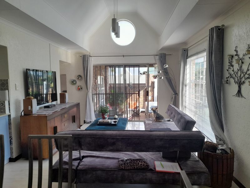 Stunning Modern 2 Bedroom Sectional Cluster for sale in Oakdene - Photo 10