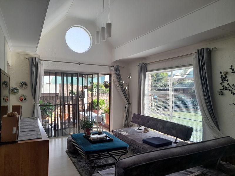 Stunning Modern 2 Bedroom Sectional Cluster for sale in Oakdene - Photo 9