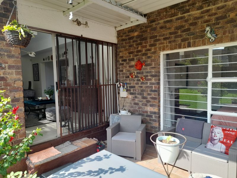 Stunning Modern 2 Bedroom Sectional Cluster for sale in Oakdene - Photo 6