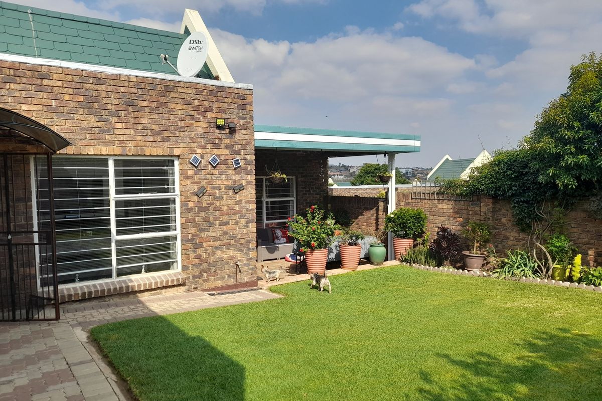 Stunning Modern 2 Bedroom Sectional Cluster for sale in Oakdene - Photo 3