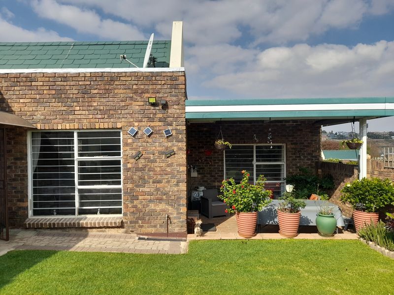 Stunning Modern 2 Bedroom Sectional Cluster for sale in Oakdene - Photo 1