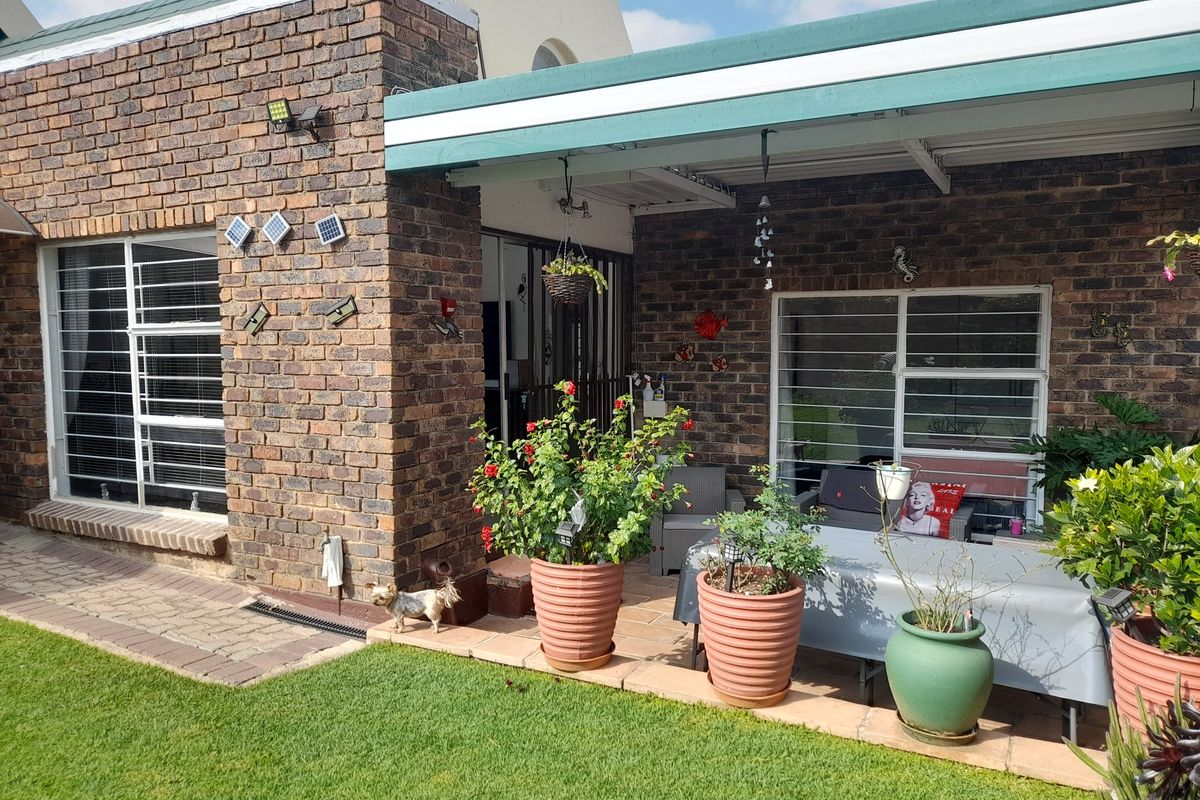 Stunning Modern 2 Bedroom Sectional Cluster for sale in Oakdene - Photo 2