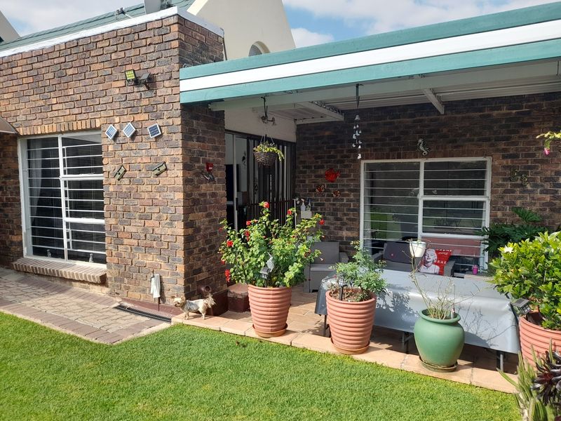 Stunning Modern 2 Bedroom Sectional Cluster for sale in Oakdene - Photo 2