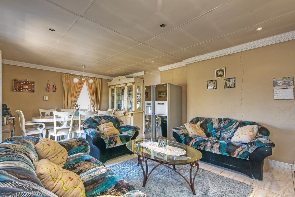 Spacious family home on a large stand - Photo 4