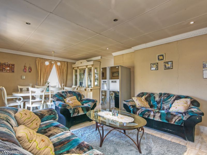 Spacious family home on a large stand - Photo 4