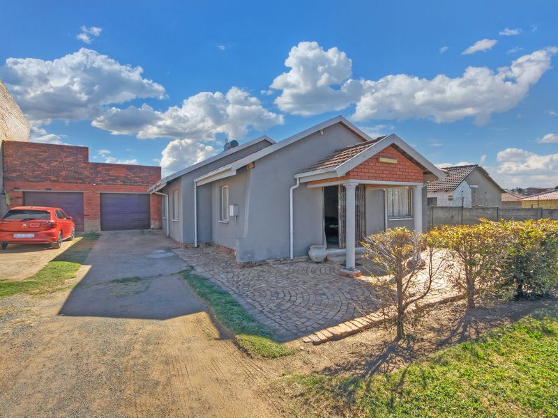 Spacious family home on a large stand - Photo 1