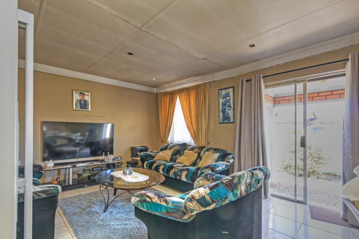 Spacious family home on a large stand - Photo 5