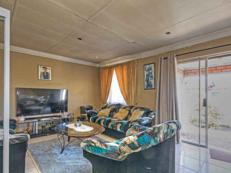 Spacious family home on a large stand - Photo 5