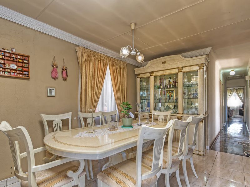 Spacious family home on a large stand - Photo 6