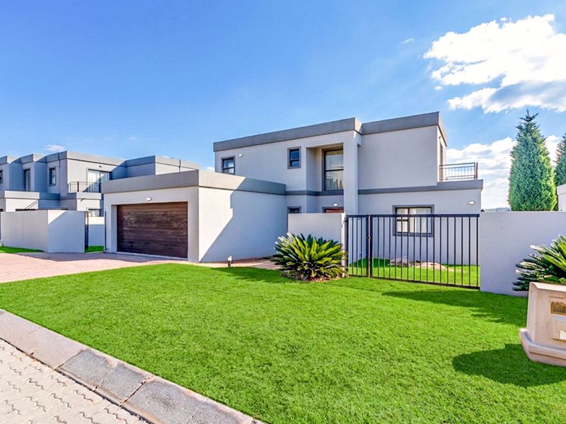 4 Bedroom 3.5 Bathroom Freehold property for sale in Midrand - Photo 1