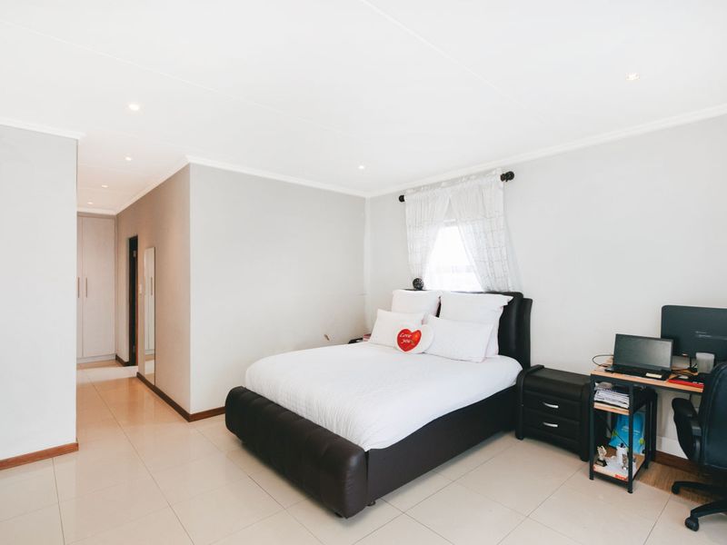 4 Bedroom 3.5 Bathroom Freehold property for sale in Midrand - Photo 10