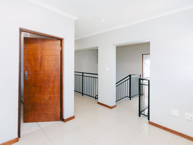 4 Bedroom 3.5 Bathroom Freehold property for sale in Midrand - Photo 8