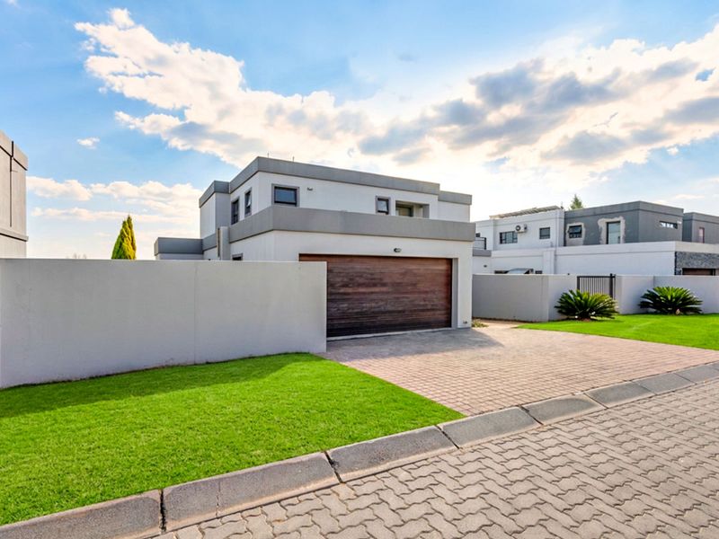 4 Bedroom 3.5 Bathroom Freehold property for sale in Midrand - Photo 3