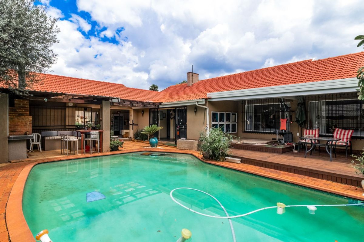 Secure 3-Bed Family Home + Granny Flat & Pool | Buurendal, Edenvale - Photo 2