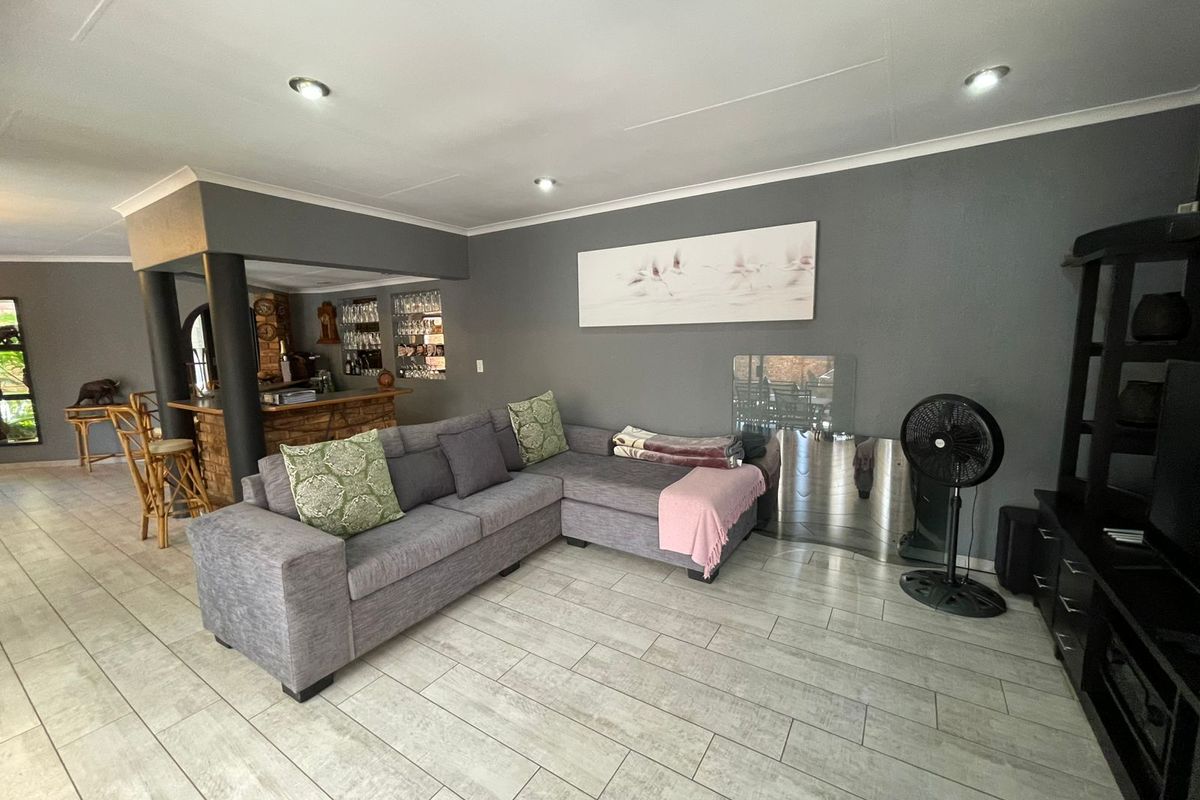 3-Bedroom Entertainer’s Dream with Self-Contained Flatlet in Sunward Park - Photo 4