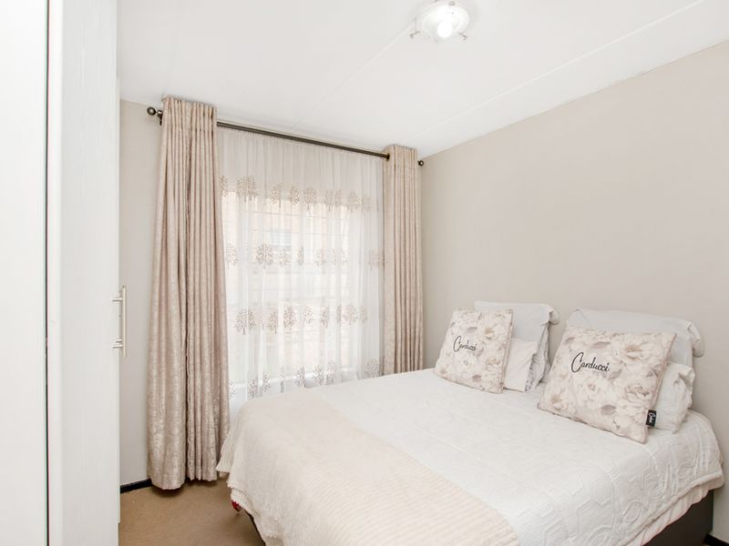2 bedroom, 2 bathroom home - Photo 9
